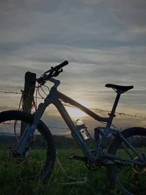 A post by @yannis_riding43 on TikTok caption: #CapCut #velo #vtt #trek #photo #passion #enduromtb #bike #été #soleil #campagne #mavie 