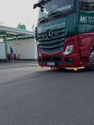 A post by @timo.1994 on TikTok caption: Washtime🤤🤤 #mayerseubert #mercedes #actros #truckpor #orangelight #talmu #playmobil #abrollerchallenge #truck #redlightdisdrict  #wash @Fobi_203