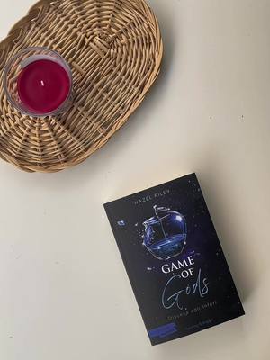 A post by @itsamarsy on TikTok caption: inizia game of gods con me ✨ @Hazel Riley 🥄  #BookTok #booktokitalia #gameofgods #bookish #marssreads #hazelriley 