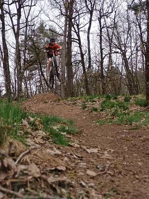 A post by @yannis_riding43 on TikTok caption: L'échauffement sur la grosse bosse 🫡 Puis la grosse ligne 🫣🔥 #vtt #vttenduro #saut #lignevtt #plaisir #passion #sport #meilleursport 