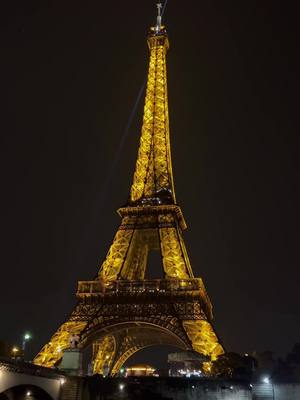 A post by @pischele99 on TikTok caption: #toureiffel #paris 