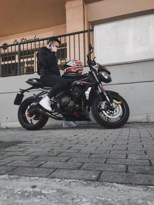 A post by @anon_biker on TikTok caption: Questo effetto è assurdo #biker #bikelife #triumph #streettriple #CapCut 