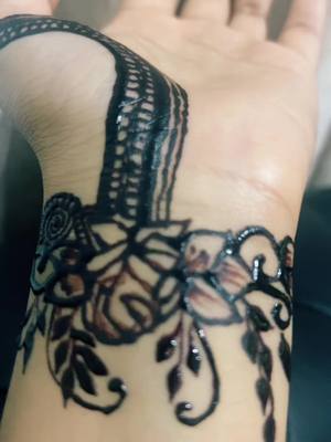 A post by @tamannasmodest on TikTok caption: #fyp #hennaart #birmingham 