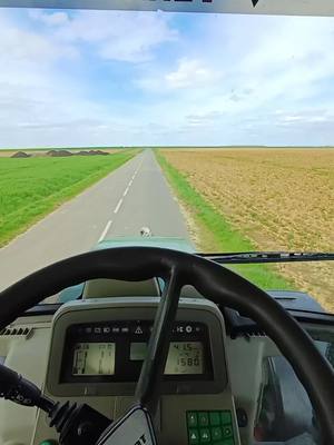 A post by @agribenji_80 on TikTok caption: Ramener de l'engrais pour l'épandre 🚜💨 🤩#agriculture #fendt #fendt415 #fendt720 #fendtvario #fendtastic 