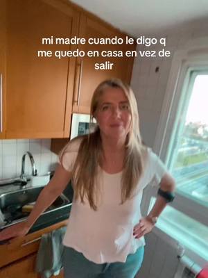 A post by @claramscc on TikTok caption: tiene el triple de vida social que yo😆😆😆