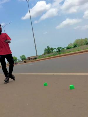 A post by @extra_roll_16 on TikTok caption: #togo #skating #freestyle #slalom #extra🇹🇬 #salomon228roller #228patinage #sports 