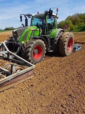 A post by @agribenji_80 on TikTok caption: Préparation de terre pour les betteraves 🚜💨 #fendtvario #fendt720 #fendt #agriculture #betteraves 