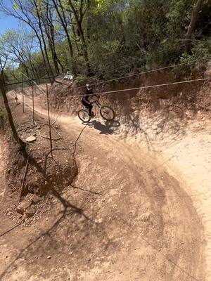 A post by @thibaut_rnd on TikTok caption: 🇪🇸🇪🇸🇪🇸 chez les churros #pourtoi #fortou #furdich #freeridemtb #velo 