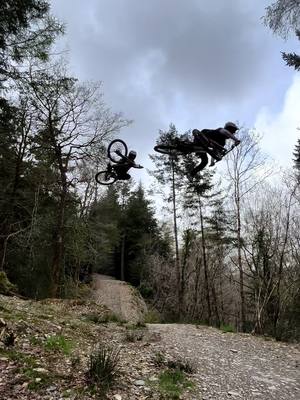 A post by @kaosseagrave on TikTok caption: Laps on laps @Edgar Briole #gupordie #rfea #foxmtb #mycanyon #mtb #gup #laps #dyfibikepark 