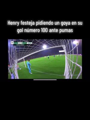 A post by @latosoblck on TikTok caption: #henrymartin festeja pidiendo un joya en su #gol numero #100. #americavspumas 