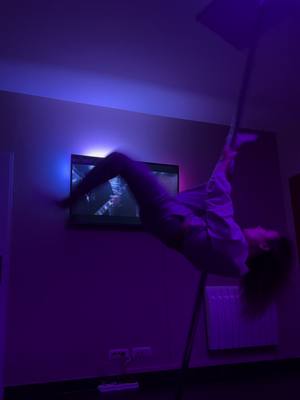 A post by @vapcktail on TikTok caption: Ça fais mal… #poledance #funnyfall #chute 