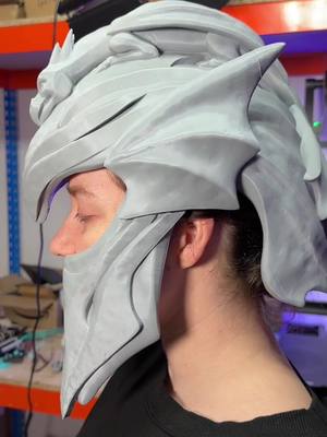 A post by @3dinplastic on TikTok caption: Este es el resultado del casco dragón impreso en la nueva Artillery X4 Plus, el diseño es de #STLFLIX y la modelo es @Babistassy ¿Os gusta el resultado? ¿Debería pintarlo y ocultar las capas? 🐉🐉 #artilleryx4plus #artillerysidewinderx4plus