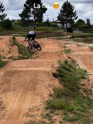 A post by @theoauzoux on TikTok caption: Le pneu il a boudé sur la fin🤪 #culturevelo #scottspark #cycling #mountainbike 