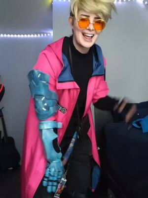 A post by @the_sexy_burrito.rae on TikTok caption: DAY 2 we vibin in best boi #cosplay #calgaryexpo2024 #calgarycomicexpo2024 #vash #vashthestampede #vashcosplay 