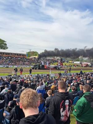 A post by @bastian_landwirtschaft on TikTok caption: Teil 1 aus Füchtorf vom Tractor Pulling #tractorpulling #Füchtorf #schürman #einfachbauer #fendt #ihc #schwarzefahne #Fy #fürdich #Dorfkind @Sebastian  @LH @🚛Robbsen 🚜 @Irgendwiejoshi @Jan Bernd @kaelber_sophie.16 @Mika @Nick_enduro @𝕮𝖆𝖘𝖊𝕴𝕳.𝕹𝖎𝖈𝖔 