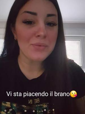 A post by @linavalerio_official on TikTok caption: Vi sta piacendo il brano???😘 #linavalerio #neomelodica #musica #perte #voliamoneiperte #francodamore #napoletanadoc💙 #secondigliano 