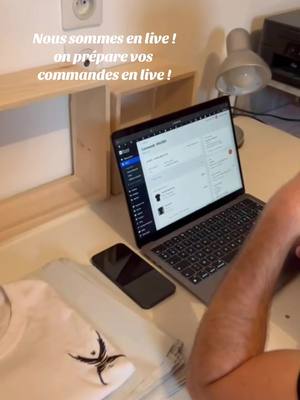 A post by @hockeyyynhl on TikTok caption: On prépare vos commandes en live ! #live #pourtoii #viral #tendances #marque #france🇫🇷 