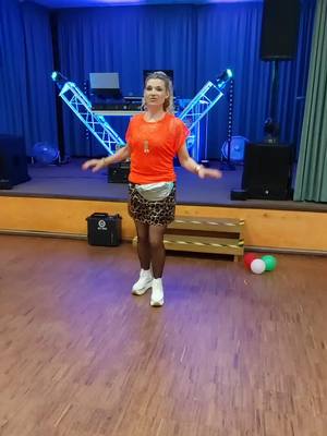 A post by @ludmilamamberger on TikTok caption: #вечеринка90х🔥🔥🔥 # #гламурныймейк #💗💗💗💗 #