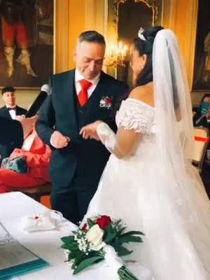 A post by @marielagomez96 on TikTok caption: emociones !! 👰🏻‍♂️🤵💍#esposos #noviosfelices #videoviral #perte #fypシ #parati #latinos #italia #bodas2024 #bodasdesueño #ceremoniamatrimonial #losanillos#marielagomez96 