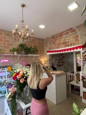 A post by @solcasteloo on TikTok caption: Hoy en mi flori 🧘🏼‍♀️🌸🩷 #florista #barcelona #SantJordi2024 #flowers #today #barcelon 