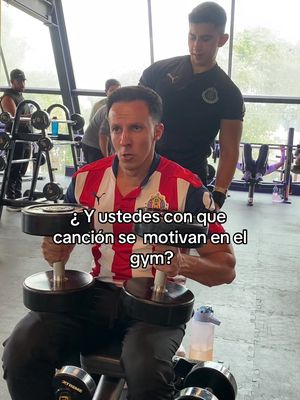 A post by @alan_slrzn on TikTok caption: Hahaha 🤣♥️🤍💙 @Didac  #chivas #guadalajara #liguilla #gym #comedia #entrenamiento #gymbros   