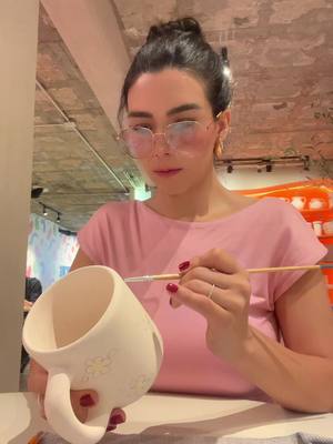 A post by @aleeliass on TikTok caption: #fyp #tiktok #ceramica #pintura 