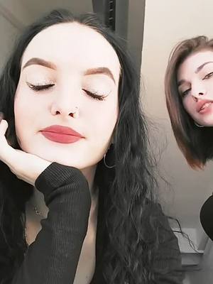 A post by @anastasia.1212_ on TikTok caption: во сколько смотришь?