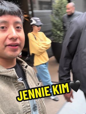 A post by @belitok on TikTok caption: So Happy 😍🫰🏻 primer acercamiento a #JENNIE #JENNIEKIM #BLACKPINKJENNIE #LOVEYOUANDME #NINI #BLINK #BLACKPINK #jennieblackpink #GentleMonster #Love #lovestory #NYC #NewYork #NewYorkes #Manhattan #MetGala2024 