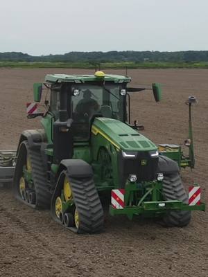 A post by @agriview on TikTok caption: 😱 JOHN DEERE 8RX au semis 💨 #johndeere #agriculture #bigfarm #farming #xxlmachinery 