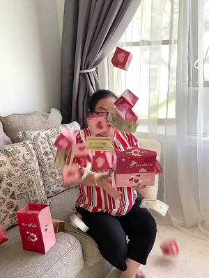 A post by @athena_yang8 on TikTok caption: #foryou #mom #surprise 