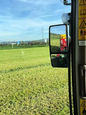 A post by @patrick_swiss_06 on TikTok caption: Erste Schnitt☘️🤙🏼#johndeere #swissfarmer🇨🇭🇨🇭 #gibkanone 