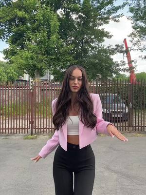 A post by @_lubella on TikTok caption: Choreografia wymyslona przez gałgana