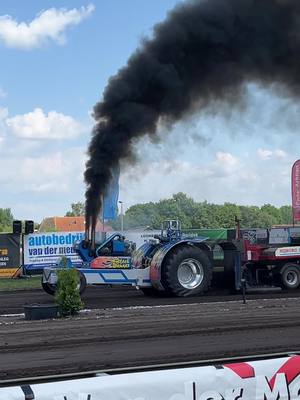 A post by @agripage_ on TikTok caption: Tractorpulling🤩👌🏻 📍De Knipe // #foryourpage #fyp #fy #foryou #foryoupage #fypシ゚viral #for #you #farming #tractor #smoke #diesel #pulling 