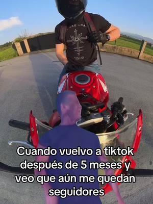 A post by @_judas66 on TikTok caption: Sigo vivo 💀 #insta360x3 #moto #cbr #cbr650r #biketok #biker #honda #bikerboy 