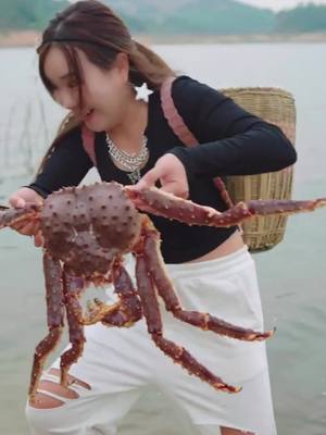 A post by @axford_carnighan on TikTok caption: If I hadn't caught the Emperor Crab,I wouldn't have let you go... This salt baked one is pretty good 🤤🤤🤤#Bigcrab #foryou #funny #emperorcrab 