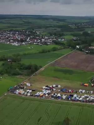 A post by @adrm.eu on TikTok caption: ADRM.eu Racing Team Wielsch in Aktion! Wolsfelder AvD Bergrennen Austragungsort Das Rennen wird auf der Nebenstraße vom Ortsausgang Wolsfeld zum Ortsteil Wolsfelderberg veranstaltet. Die Strecke misst 1640 Meter bei einer Breite von rund fünf Metern; die Steigung beträgt 9 Prozent. Sie ist die kürzeste Bergrennstrecke Deutschlands und ermöglicht es so auch Fahrern mit leistungsschwächeren Motoren, durch ihr Können zu punkten. Geschichte Die Gründung des austragenden Vereins geht auf US-amerikanische Autofans von der Airbase Bitburg zurück, die um 1953 illegale Rennen austrugen. Ein Jahr später wurde der Bitburg Sports Car Club gegründet, der sich 1955 in Eifel Motor Sport Club umbenannte. Bei den lokalen Behörden beantragte der Verein Sperrungen der Strecke Wolsfeld–Wolsfelderberg für private Rennen, bevor 1956 im benachbarten Irrel das erste offizielle Bergrennen ausgetragen werden konnte. Seit 1958 findet die Veranstaltung am heutigen Ort stets am Pfingstmontag statt. Veranstalter, zugelassene Fahrzeuge und Wertung Deutsche Bergmeisterschaft (Rennwagen) Deutsche Bergmeisterschaft (Tourenwagen) DMSB Berg-Team-Challenge Luxemburger Bergmeisterschaft KW Berg-Cup Classic-Berg-Cup NSU Bergpokal #racing #adrm #adrmmotorsport #Motorsport #köln #wolsfelderbergrennen 