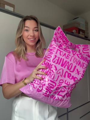 A post by @rosameulendijk_ on TikTok caption: Unboxing @LOAVIES 🥰 #girlsgoneloavies #loavieshaul #unboxing 