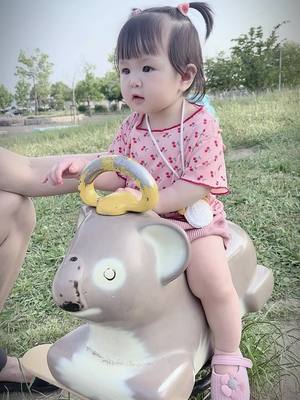 A post by @anhtit96 on TikTok caption: Nhìn e đáng yêu vậy thôi chứ thật ra e đáng yêu thật đó😍 #cupcut #trending #xuhuong #baby #cute 