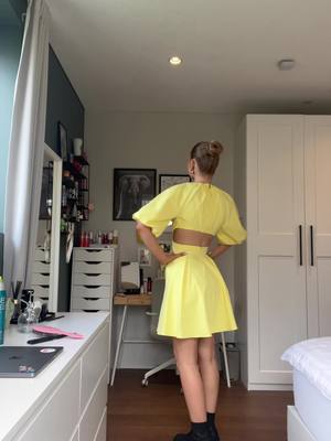 A post by @evaakaren on TikTok caption: OOTD🌞