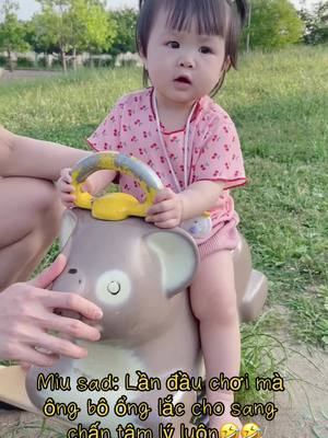 A post by @anhtit96 on TikTok caption: Cũng thích mà cũng sợ nha😆 #baby #cute 