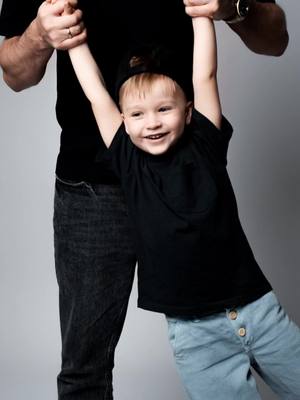 A post by @snurnikovaphoto on TikTok caption: #photographer #lifepho #familyphoto #fatherson #studiophoto #dusseldorf #germanyphotography 