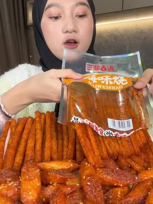 A post by @asmrrfoodie on TikTok caption: #latiao #latiaosnack #latiaohalal #snacklatiao #365spicesnack #bikinngiler #kulinertiktok #jajanantiktok #serunyakuliner #fyp #mukbangvideo #mukbangasmr 