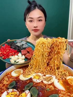 A post by @asmrrfoodie on TikTok caption: #mukbangeatingshow #asmrfood  #noodles #mukbangchinafood 