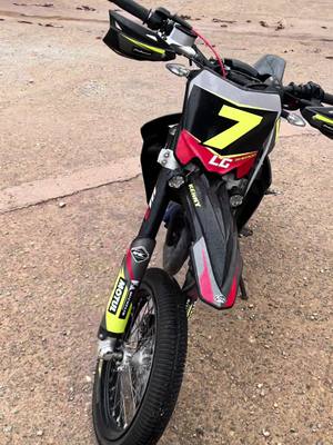 A post by @shercobyluis on TikTok caption: 💨💨 Que Opinais?🫢           #ShercoByLuis #parati #españa🇪🇸 #moto #bikelife #sherco50cc #viral #foryoupage #2stroke #2tiempos 