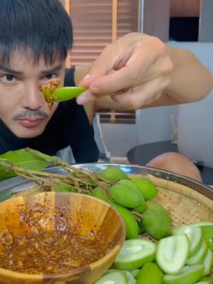 A post by @asmrrfoodie on TikTok caption: #mukbangeatingshow #asmrfood #rujakmanggamuda #mukbangthailand #manggamuda #bikinngiler #fyp #mukbangvideo #mukbangasmr 