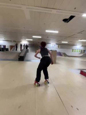 A post by @skatechickk_ on TikTok caption: Fun skate last night🫶  #fyp #foryou #skate #skating #skatingtiktok #rollerskating #rollerskate #rollerskates #rollerskater #quadskates #quadskating #quadskater #parkskating #quadrollerskating #rollerskatersoftiktok #rollergirl 