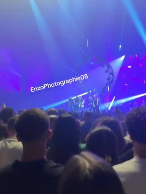 A post by @photographe08amateur on TikTok caption: Hey hey hey !!!  ##concert##soolking##bercy##concert##paris##accorarenabercy##france##ambiance##2024##pourtoi##foryou##abonnetoi❤️❤️🙏##fosse##music##followme##pourtoii##lumiere##scene