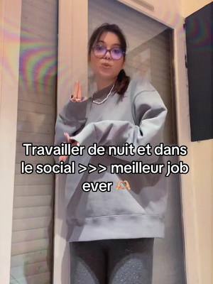 A post by @eva.nsd on TikTok caption: Meilleur job à côté de mes études 🖥️ #travail #nuit #etudiant #social #psychologie 