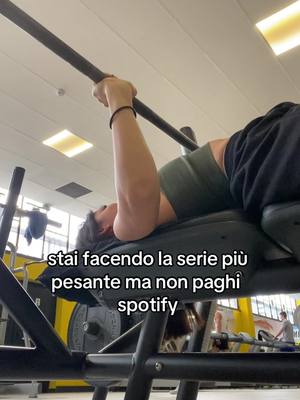 A post by @ss4retta on TikTok caption: e ripetizione buttata #GymTok #viral #fyp #gym 