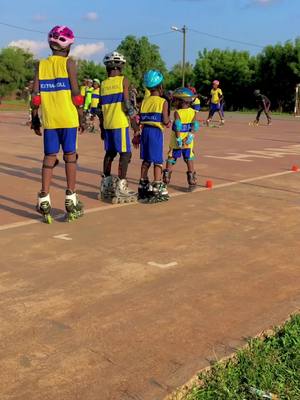 A post by @extra_roll_16 on TikTok caption: Athiass m’épate toujours avec ces refrains🫡respect#extra🇹🇬 #228patinage #skating #togo #sports #salomon228roller 